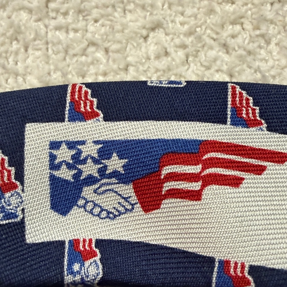 Vineyard Vines Tied To A Cause Men's tie - Picture 3 of 3